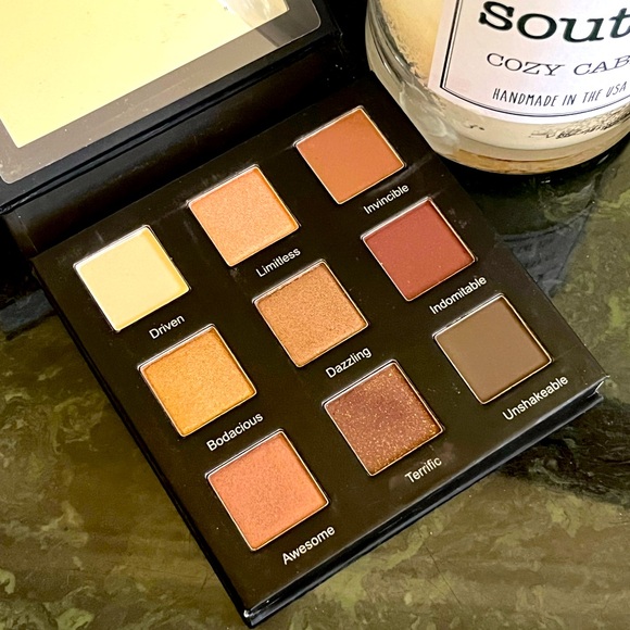 REALHER II Shadow Palette ‘Do Your Squats’ - Picture 6 of 8